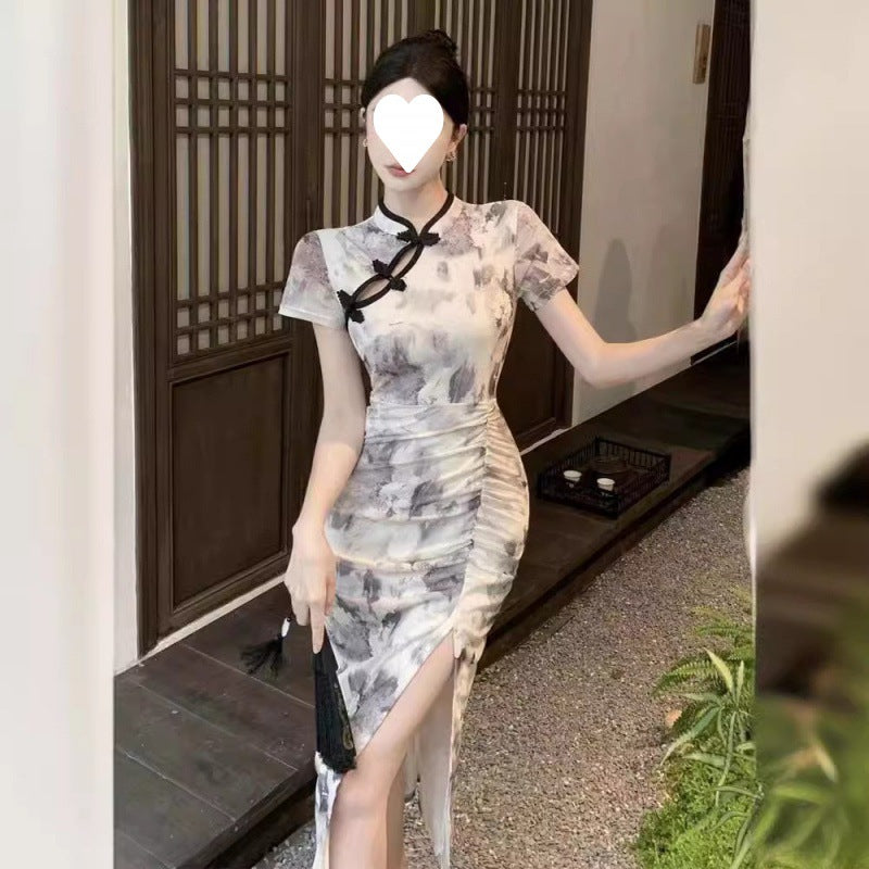 Stilvoll bedrucktes, verbessertes Cheongsam-Kleid mit hohem Schlitz, mittellanger Bleistift-Plissee-Taille