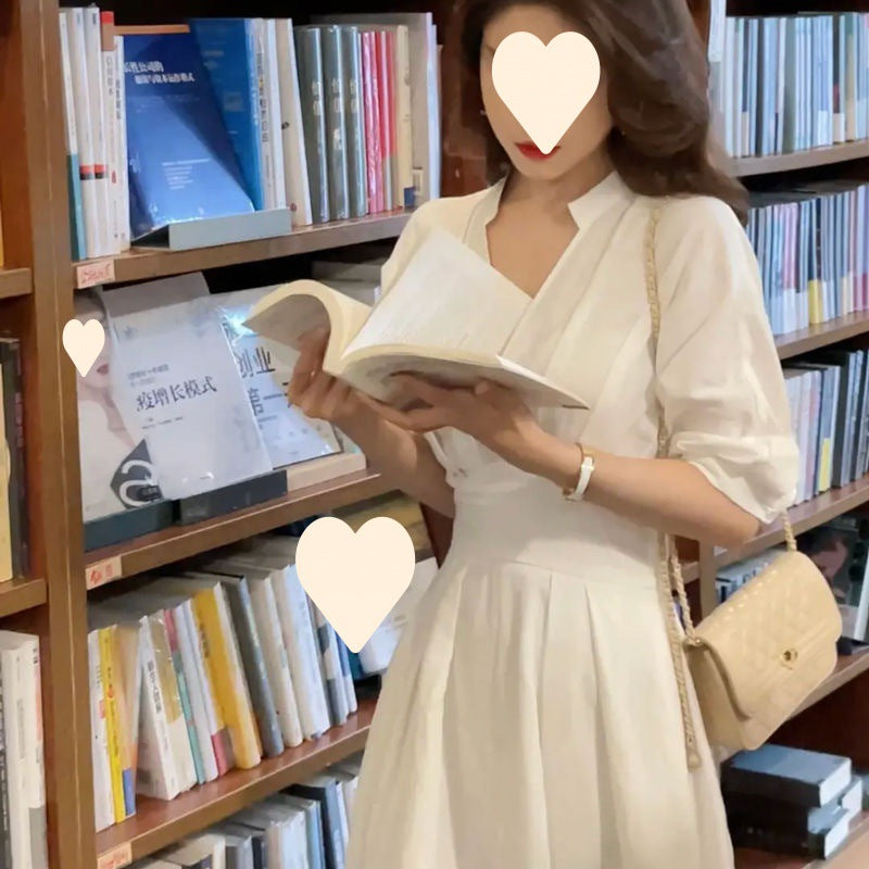 فستان نسائي أبيض بتصميم فريد وفتحة رقبة على شكل حرف V، فستان ميدي أنيق وعصري