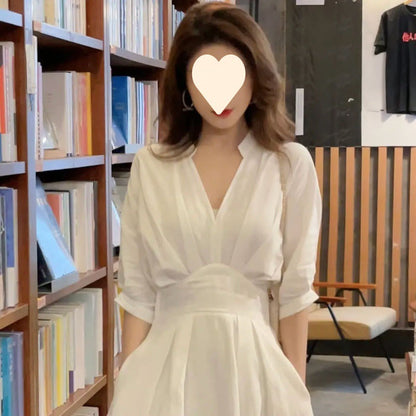 فستان نسائي أبيض بتصميم فريد وفتحة رقبة على شكل حرف V، فستان ميدي أنيق وعصري