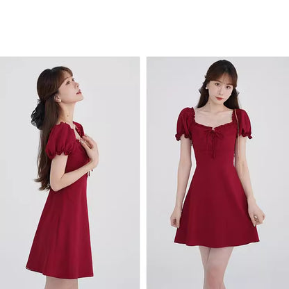 Kleid mit quadratischem Ausschnitt und Blasenärmeln, Damen-Design, Taillenformung, roter A-Linien-Kurzrock