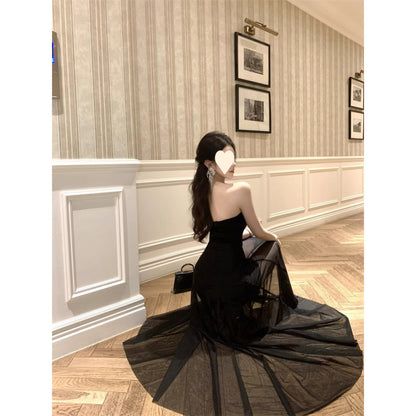 فستان أسود أنيق بدون حمالات بتصميم شبكي للفتيات الحارات مع وصلات وفستان متوسط ​​الطول بقصة ضيقة بدون ظهر