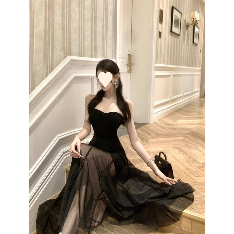 فستان أسود أنيق بدون حمالات بتصميم شبكي للفتيات الحارات مع وصلات وفستان متوسط ​​الطول بقصة ضيقة بدون ظهر
