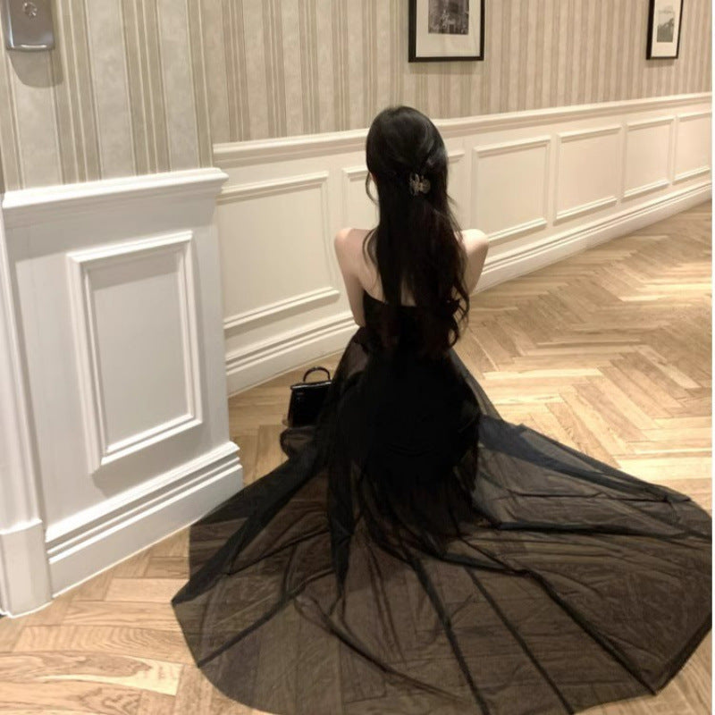 فستان أسود أنيق بدون حمالات بتصميم شبكي للفتيات الحارات مع وصلات وفستان متوسط ​​الطول بقصة ضيقة بدون ظهر